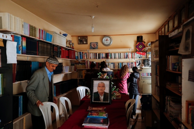 Kurduğu kütüphaneyi "çocuklar üşümesin" diye her gün ısıtıyor